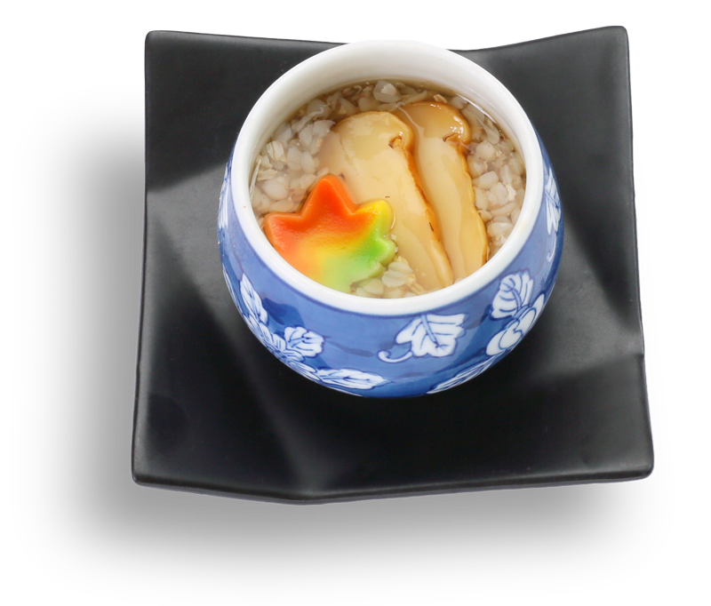 北海道産の蕎麦粉と葛粉を粘り上げ、柔らかく炊き上げた蕎麦米と松茸の餡を掛けて蒸し上げました。豆腐と蕎麦米の食感、そして秋の味覚の王様、松茸の香りをお楽しみ頂ける一品です。