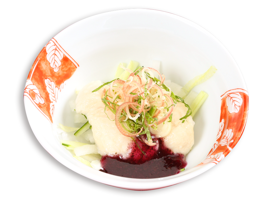季節のおすすめ、7月。和食。水晶鶏とは、鳥胸肉に片栗粉をまぶし、ゆで冷やした料理のことです。つるっとした食感がひんやりと美味しい夏におすすめの一品です。